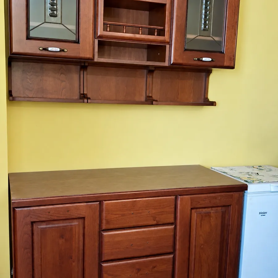 Pensili e mobili di una cucina in legno rimontati