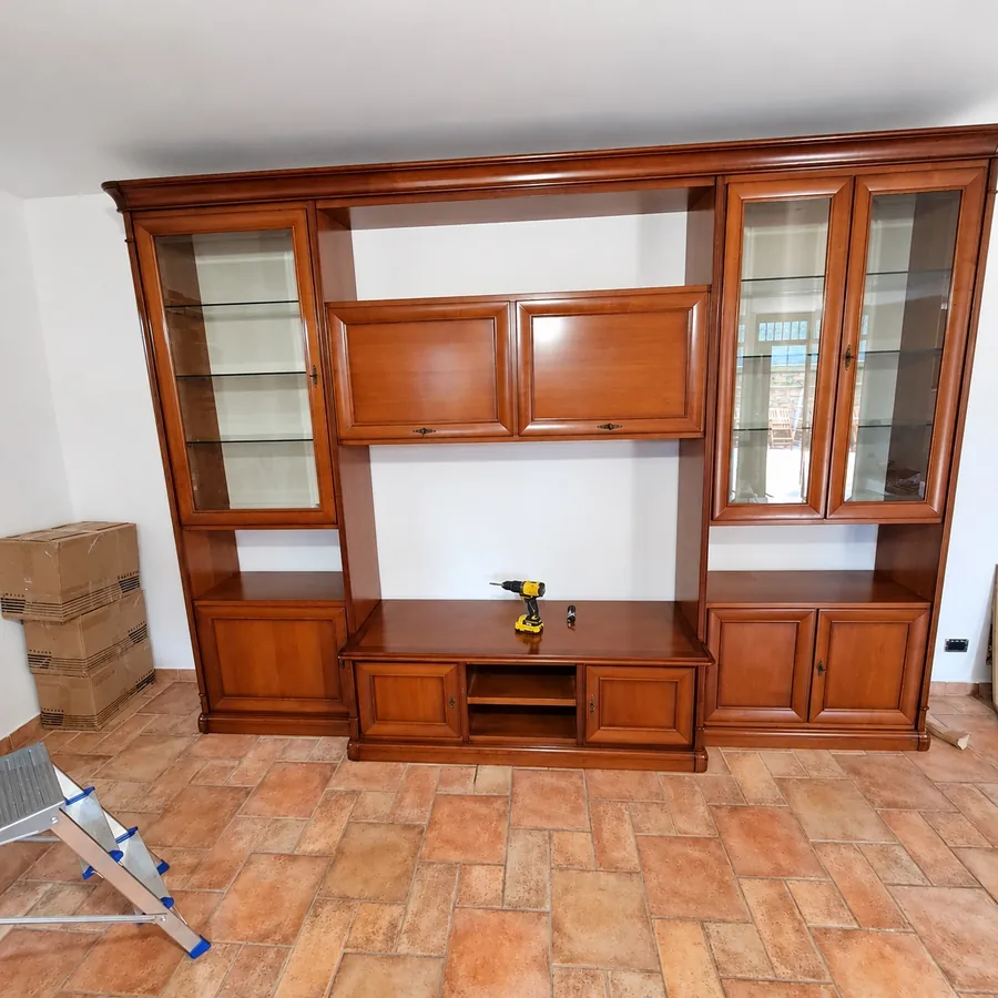 Parete attrezzata in legno rimontata nel soggiorno